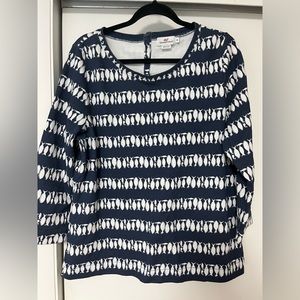 Vineyard Vines Top!  EUC! Navy with white fish design.  Size XL
